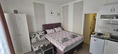 a small room with a bed and a kitchen at Apartman Casa Lux in Vrnjačka Banja
