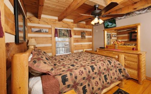 En eller flere senge i et værelse på Sweet Annie - Mountain Views, Pool Table, Arcades + Outdoor Hot Tub