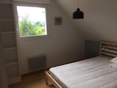 a bedroom with a bed and a window at Gite des 3 cigognes in Colmar