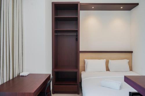 Ένα ή περισσότερα κρεβάτια σε δωμάτιο στο Comfy and Nice Studio at Tree Park City BSD Apartment By Travelio