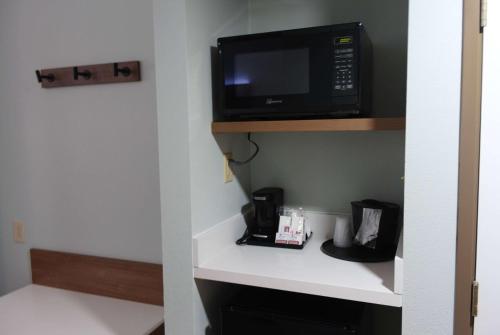 TV a/nebo společenská místnost v ubytování Wingate by Wyndham Parkersburg-Vienna