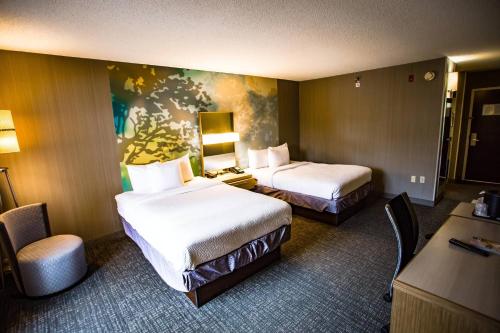 Una habitación de hotel con dos camas y un escritorio. en Courtyard Memphis East/Bill Morris Parkway, en Memphis