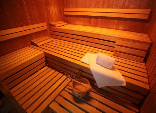 einen Blick über eine Sauna mit einer Serviette in der Unterkunft Ostseehotel Wustrow in Wustrow