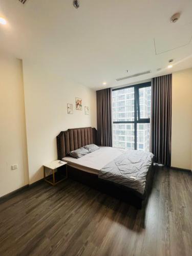 ein Schlafzimmer mit einem großen Bett und einem großen Fenster in der Unterkunft BoboR101 in Gia Lâm Pho