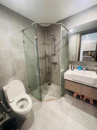 ein Badezimmer mit Dusche, Toilette und Waschbecken in der Unterkunft BoboR101 in Gia Lâm Pho