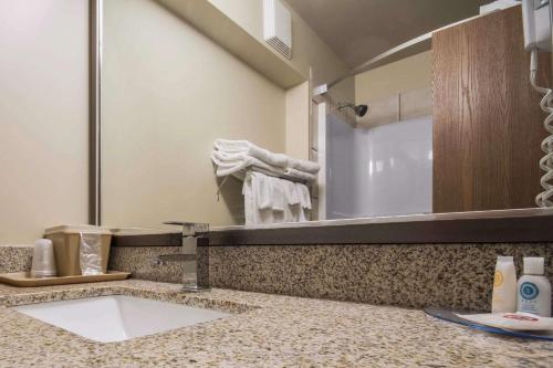 Un baño de Comfort Inn & Suites