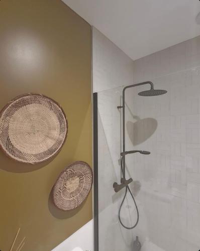 une salle de bain avec une douche avec une porte vitrée dans l'établissement Le Cottage des Cerisiers, à Saint-Paul-en-Cornillon