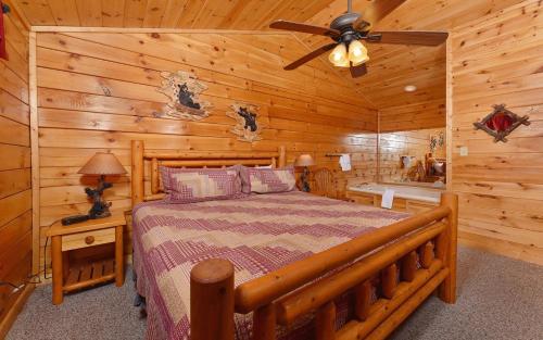 a bedroom with a bed in a log cabin at Bear Footin Heaven in Pigeon Forge