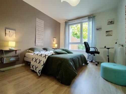 une chambre avec un lit, une chaise et une fenêtre dans l'établissement Chic apart with piano, terrace and parking, à Saint-Denis