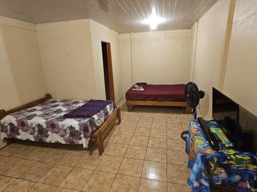 San IsidroにあるDepartamento Económico, Familiarの部屋にベッドが2つある寝室