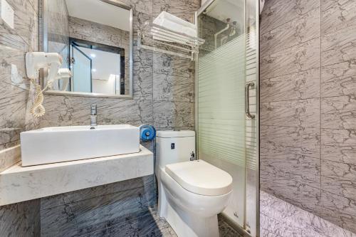 Bilik mandi di Guangzhou Kaiyue Hotel Luoxi Metro Station Branch - Free Deliver Service to Canton Fair Complex During Canton Fair Period