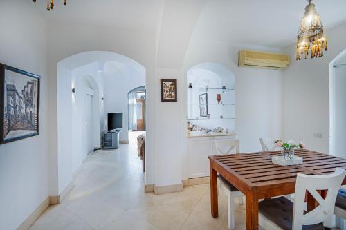 a kitchen and dining room with a table and chairs at Cozy villa with private pool in Upper Nubia in Hurghada