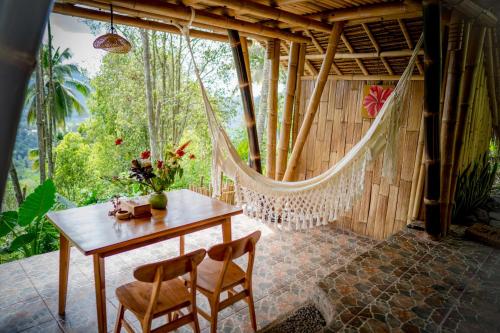Balkoni atau teres di Ayo Hill Villa By Samhita Bali