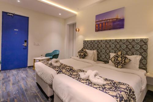 Una cama o camas en una habitación de World Inn Hotel