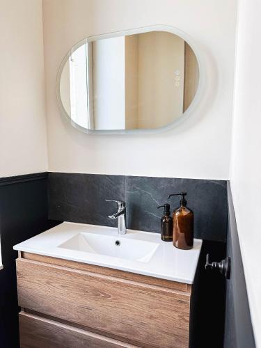 une salle de bain avec un lavabo et un miroir dans l'établissement WeLiving, à Caen