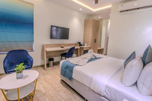 Una cama o camas en una habitación de World Inn Hotel