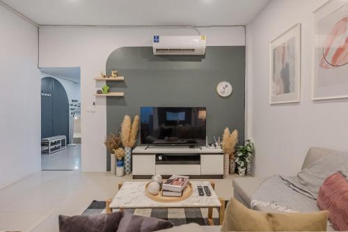 a living room with a couch and a tv at Spacious Haven Chatuchak Market 5BR 10 Sleeps RB1 in Ban Zong Katiam
