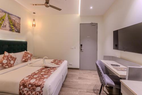 Una cama o camas en una habitación de World Inn Hotel