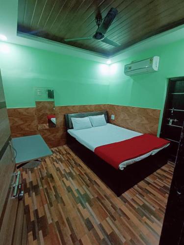 Una cama o camas en una habitación de Chinmay Lodging