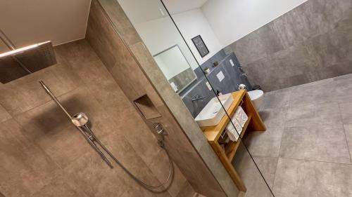 een badkamer met een douche, 2 wastafels en een spiegel bij Moselhaus Krieger in Traben-Trarbach