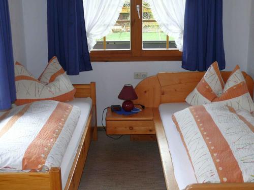 um quarto com 2 camas e uma janela em Gästehaus Klingele em Todtmoos