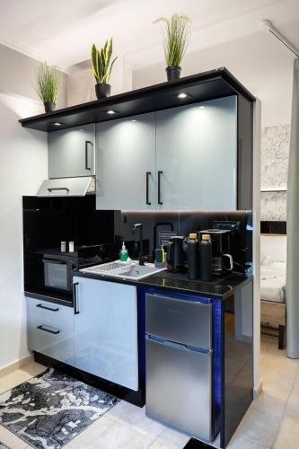 a kitchen with black and white cabinets and a sink at Lussuoso casa a Rio in Rio