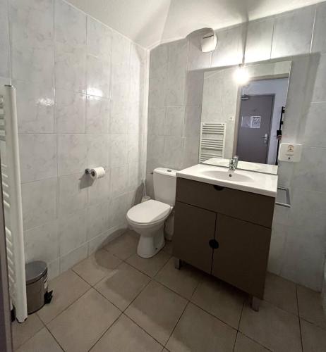 une salle de bain avec toilettes, lavabo et miroir dans l'établissement SAINT FLORENT - Studio 3 pers balcon vue mer FLO300.251, à Saint-Florent