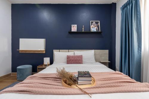 a bedroom with a bed with a blue wall at Spacious Haven Chatuchak Market 5BR 10 Sleeps RB1 in Ban Zong Katiam