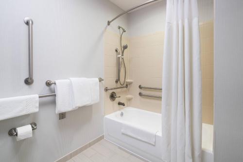 Courtyard by Marriott West Orangeにあるバスルーム