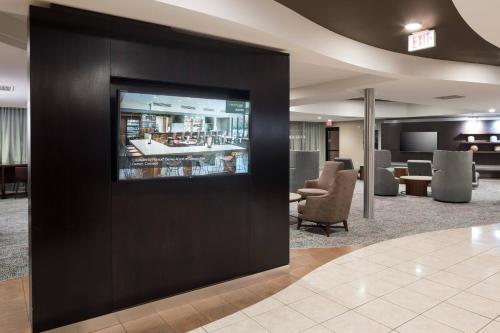 Courtyard by Marriott West Orangeにあるテレビまたはエンターテインメントセンター