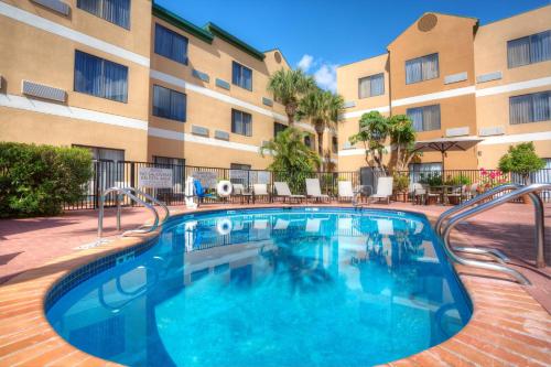 Bazén v ubytování Courtyard by Marriott McAllen nebo v jeho okolí