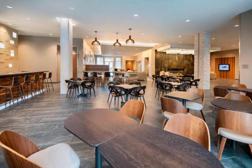 a restaurant with tables and chairs and a bar at Courtyard by Marriott Atlanta Vinings/Galleria in Atlanta