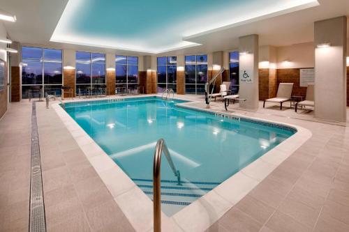 a large swimming pool in a hotel lobby at Courtyard by Marriott Atlanta Vinings/Galleria in Atlanta