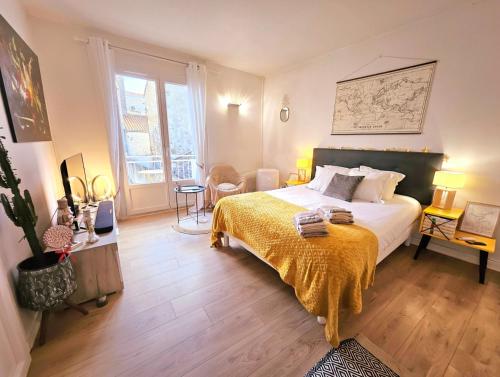 une chambre avec un grand lit avec une couverture jaune dans l'établissement Charmant Studio proche centre avec balcon+parking, à Angoulême
