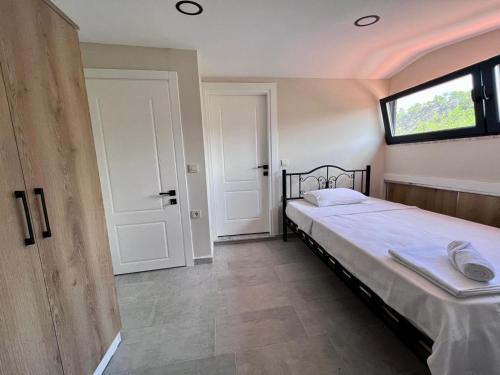 Postel nebo postele na pokoji v ubytování Albaker Villas Fethiye