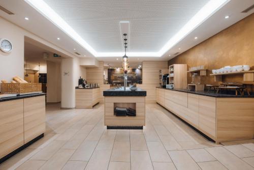 Una cocina o cocineta en Alpen Adria Hotel & Spa