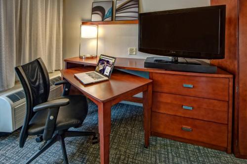 Courtyard by Marriott Memphis Southavenにあるテレビまたはエンターテインメントセンター