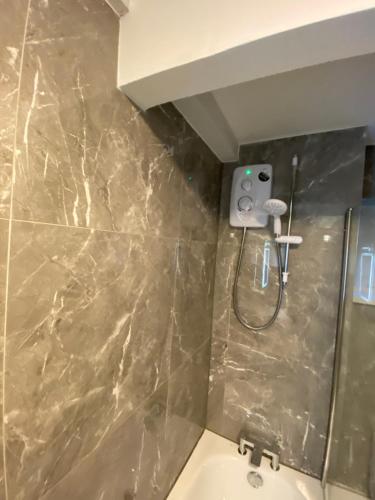 a bathroom with a shower and a sink at 2-Bed Sleeps 4 Comfy For Contractors With Free Parking in Crawley near Gatwick Manor Royal Refurbished in Crawley