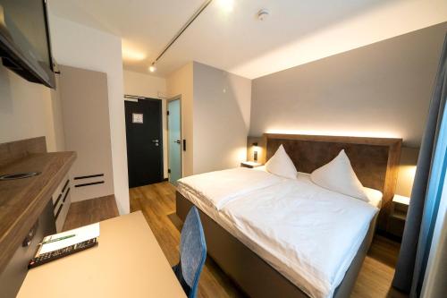 Postel nebo postele na pokoji v ubytování Hotel zur Post