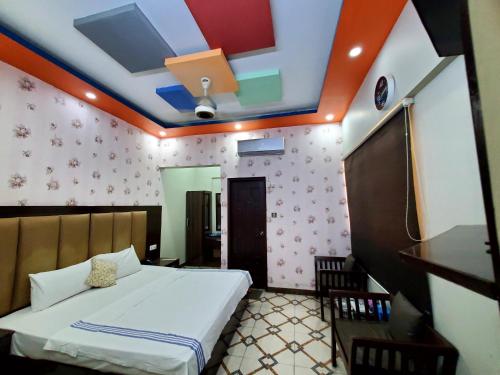 a bedroom with a bed and a ceiling with skylights at Karachi Guest House in Karachi