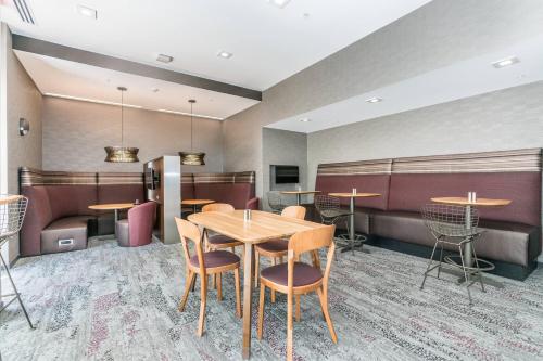Posezení v ubytování Courtyard by Marriott West Springfield