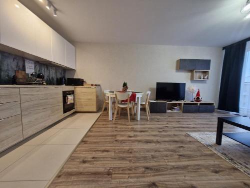 eine Küche und ein Esszimmer mit Tisch und Stühlen in der Unterkunft Apartament Sea & Sun Letnica in Danzig