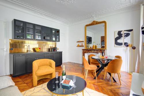 - un salon avec une table, des chaises et un miroir dans l'établissement Bluestay 124 - Superb apartment in Paris, à Paris