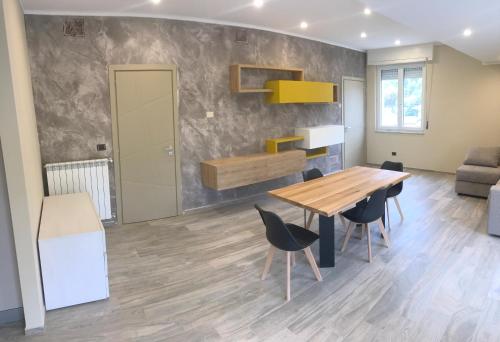 a living room with a wooden table and chairs at Belvedere Vallata Affitti brevi in Vallata