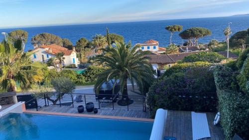 Cette villa dispose d'une piscine et offre une vue sur l'océan. dans l'établissement Villa Grande Vue, aux Issambres