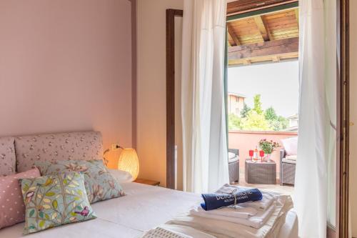Postel nebo postele na pokoji v ubytování BellaSirmione Holiday Apartments