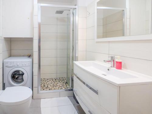 une salle de bain avec un lavabo et une machine à laver dans l'établissement Chateau 4 Pers Vecchia Nizza AC WiFi, à Nice