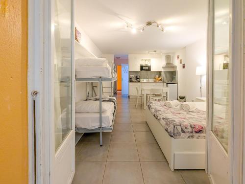 une chambre avec deux lits superposés et une cuisine dans l'établissement Chateau 4 Pers Vecchia Nizza AC WiFi, à Nice