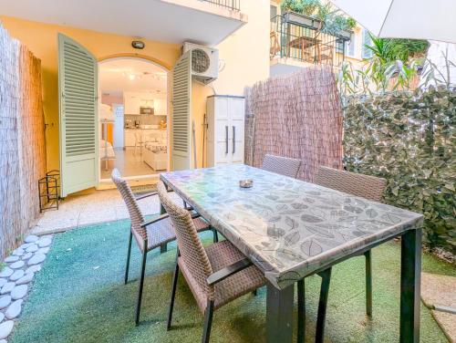 une terrasse avec une table et des chaises dans une maison dans l'établissement Chateau 4 Pers Vecchia Nizza AC WiFi, à Nice