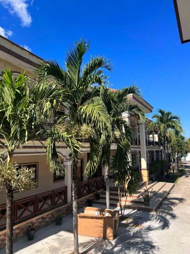 a group of palm trees in front of a building at Lebijou Guesthouse - Konesavath in Don Det